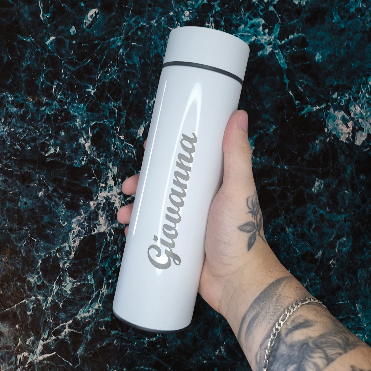 Garrafa inox 500ml com parede dupla, infusor, e Display LED com termômetro digital na tampa para indicar a temperatura do líquido. Conserva temperatura quente ou fria.    Altura :  22,7 cm  Largura :  6,5 cm  Circunferência :  20,4 cm